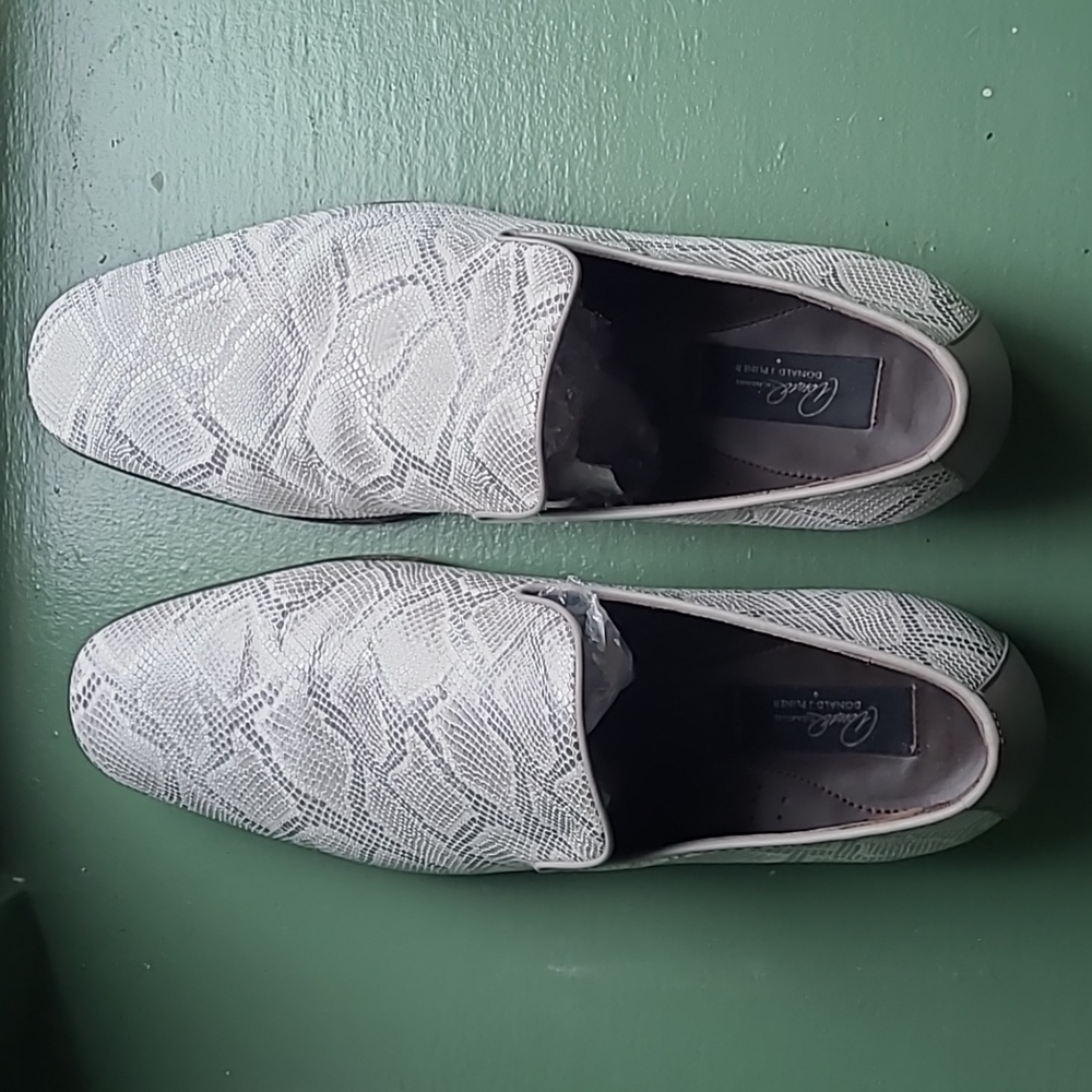 Donald J. Pliner-Pascow gray/silver Shoes 9.5 M.